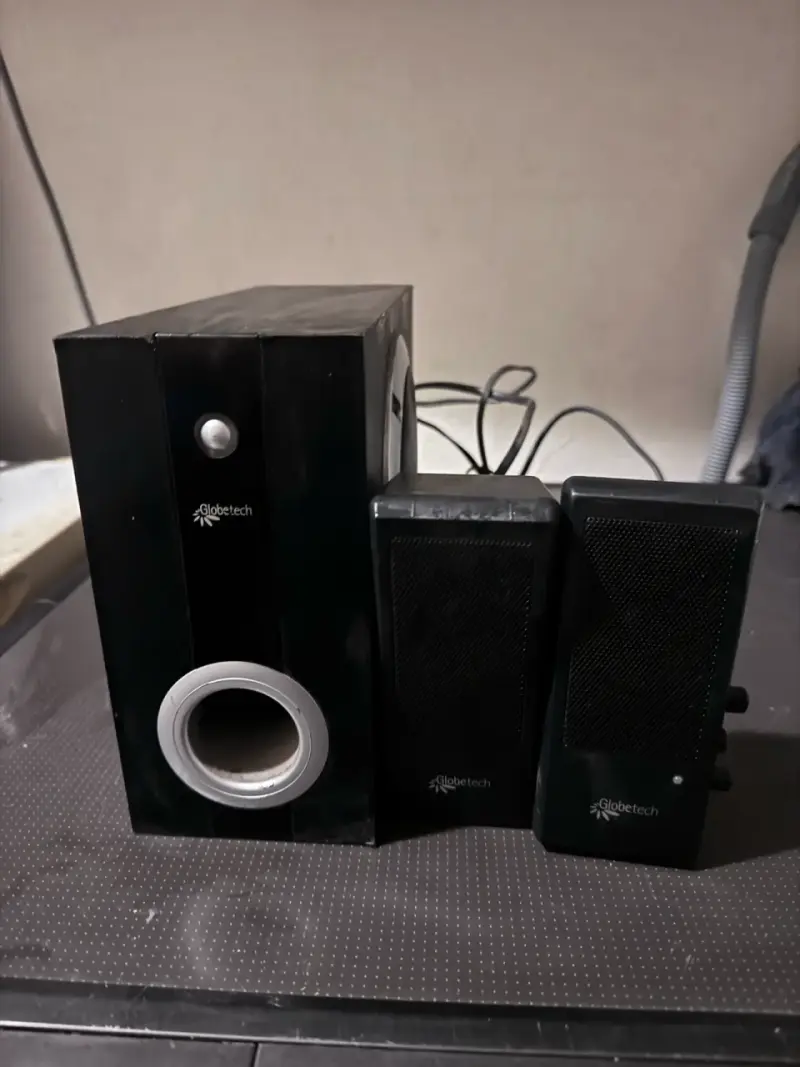 Sistema de parlantes Globetek con subwoofer