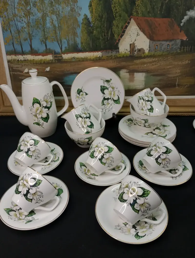 Juego de té de porcelana con diseño floral - 1