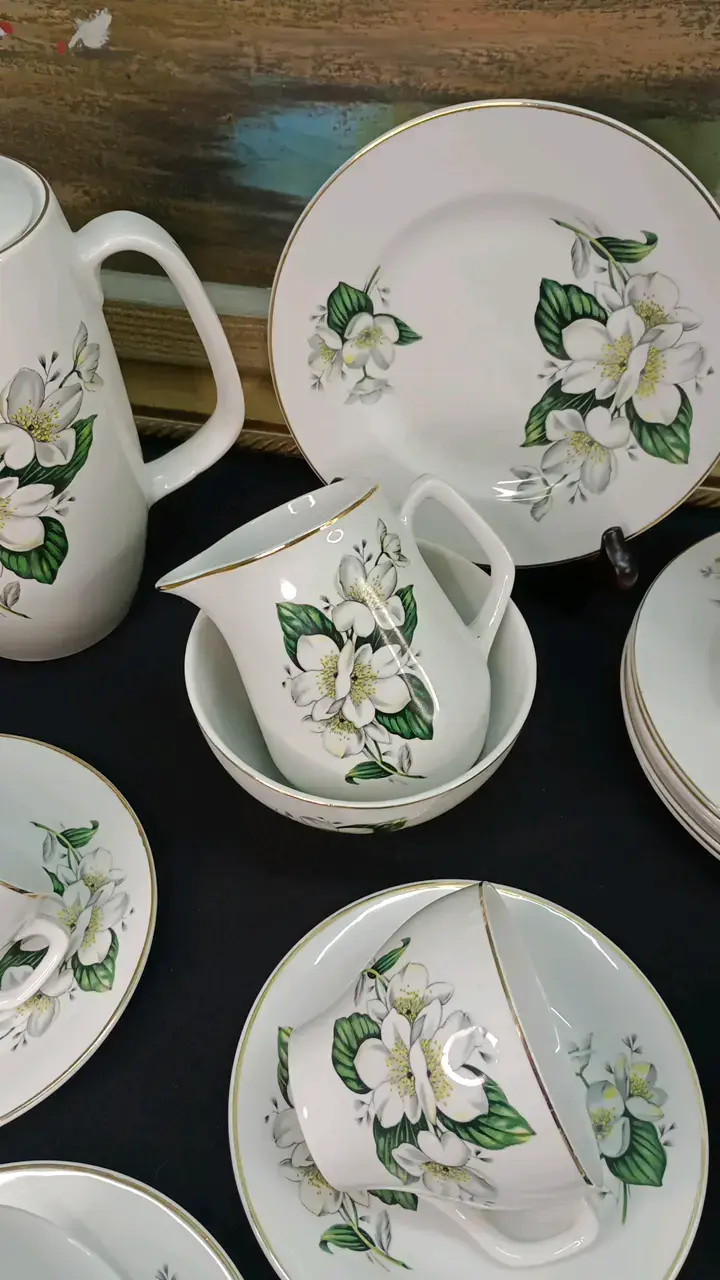 Juego de té de porcelana con diseño floral - 2