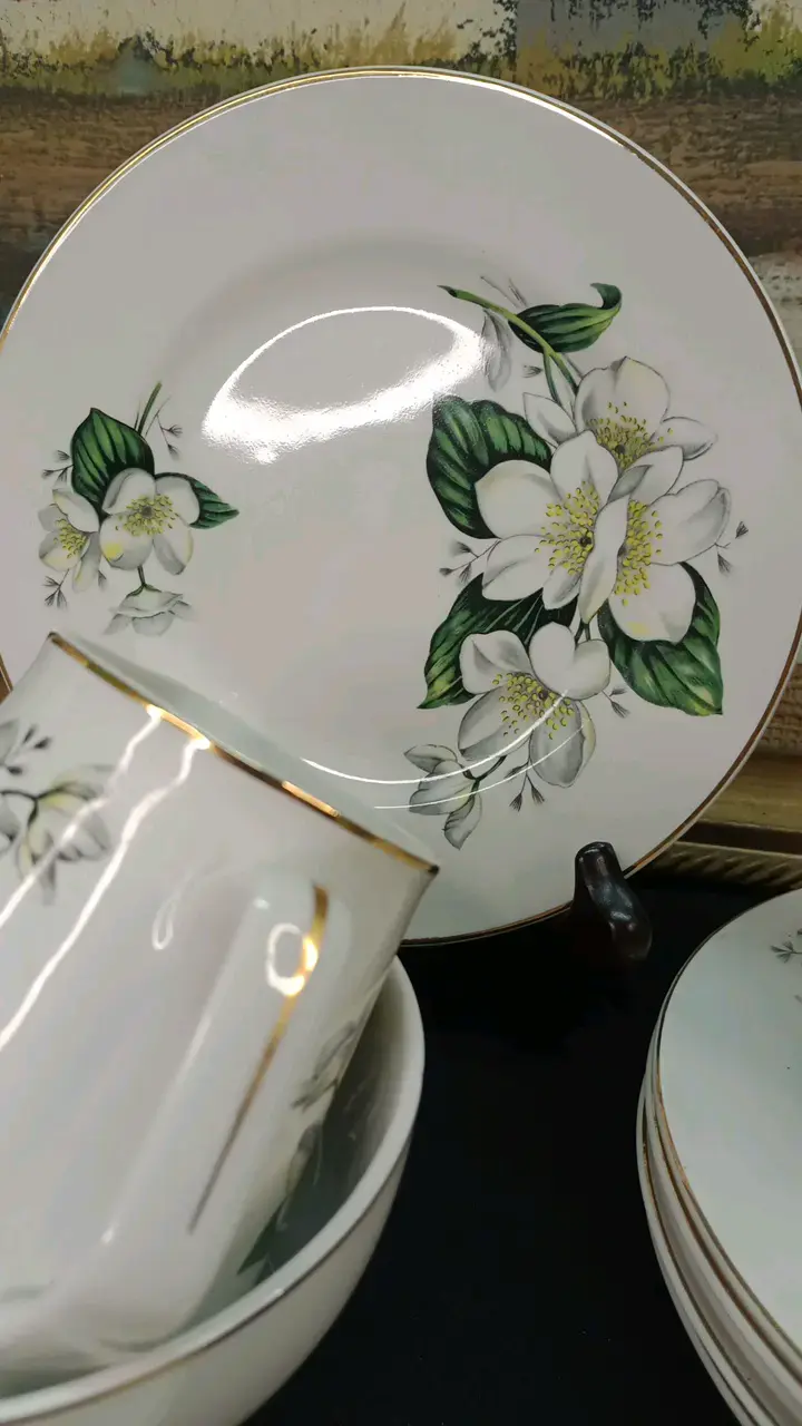Juego de té de porcelana con diseño floral - 4