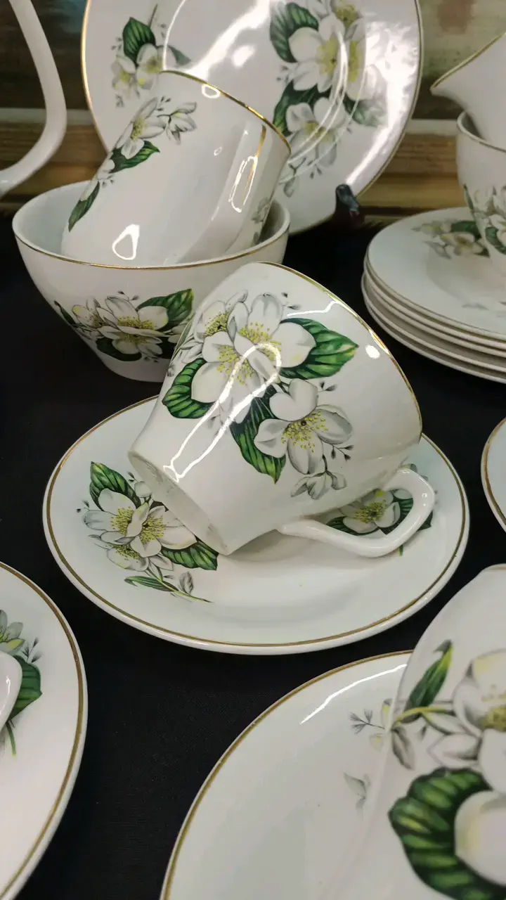 Juego de té de porcelana con diseño floral - 5