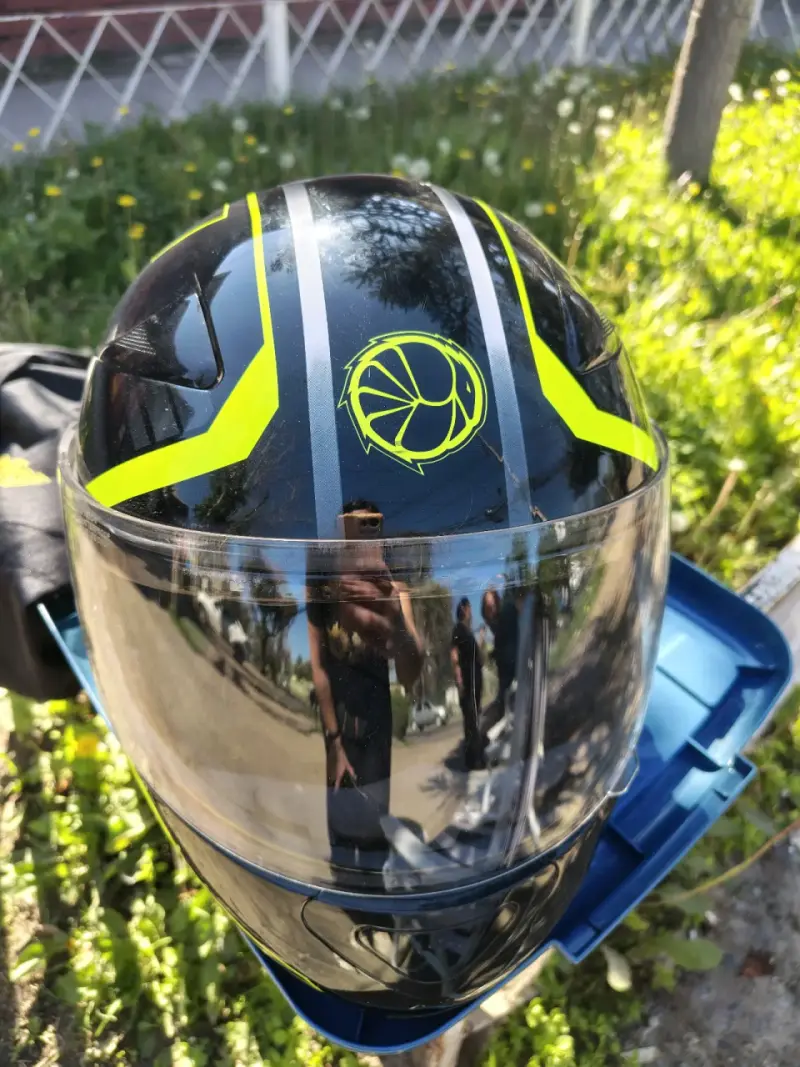 Casco de moto negro con detalles amarillos - 1