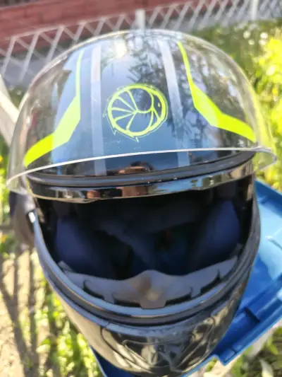 Casco de moto negro con detalles amarillos - miniatura 2