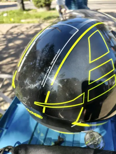 Casco de moto negro con detalles amarillos - miniatura 4