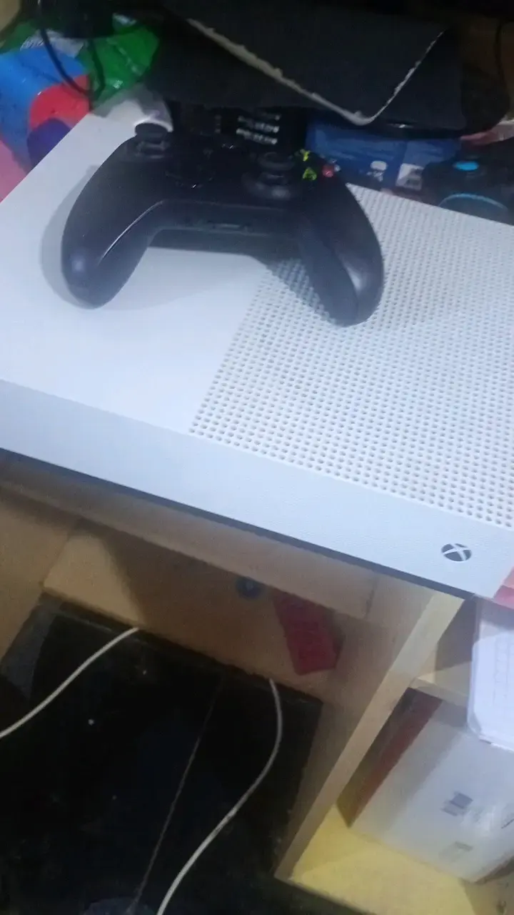Consola Xbox One S con control - 1