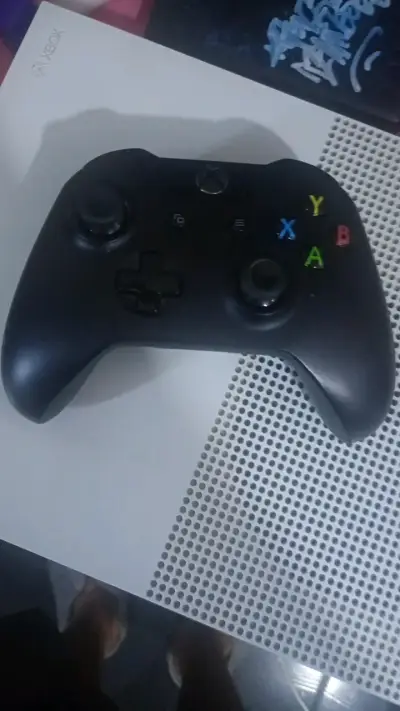 Consola Xbox One S con control - miniatura 3