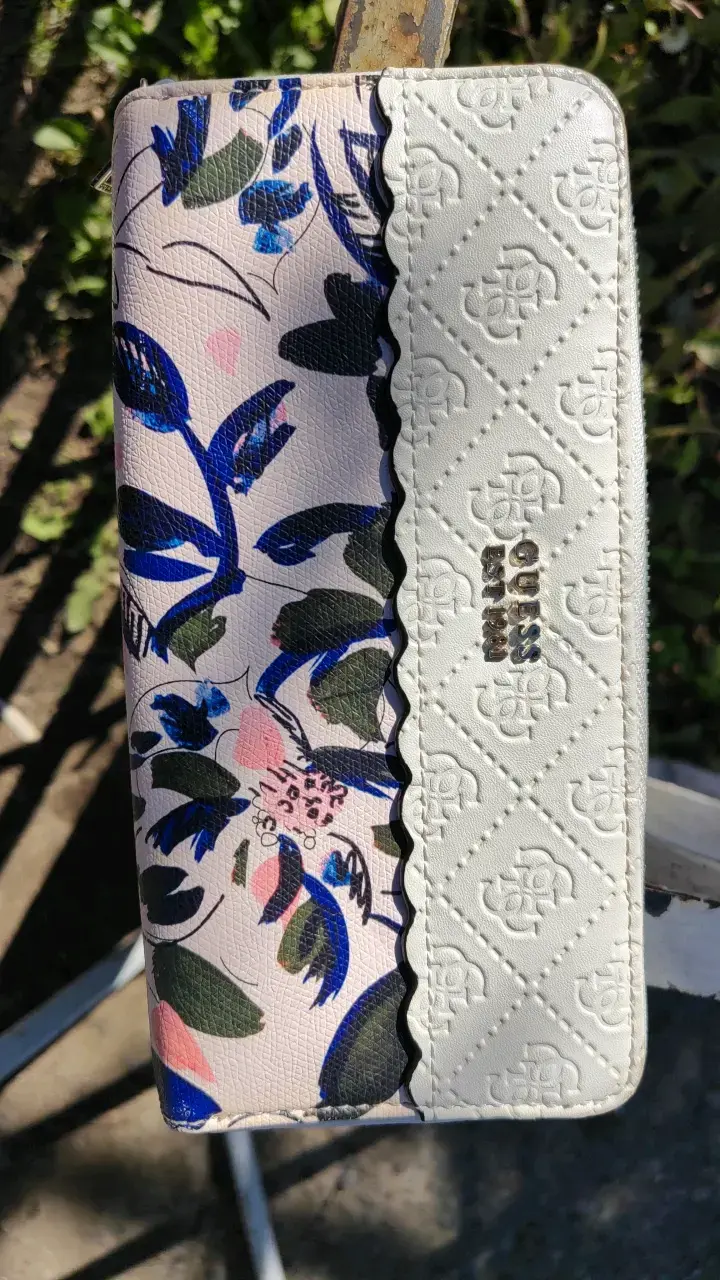 Billetera Guess floral con diseño elegante - 1