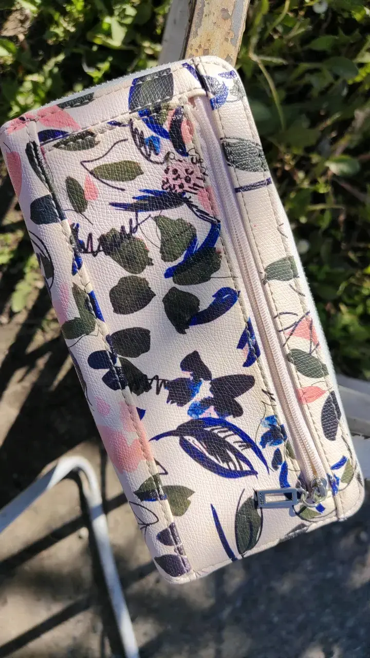 Billetera Guess floral con diseño elegante - 2
