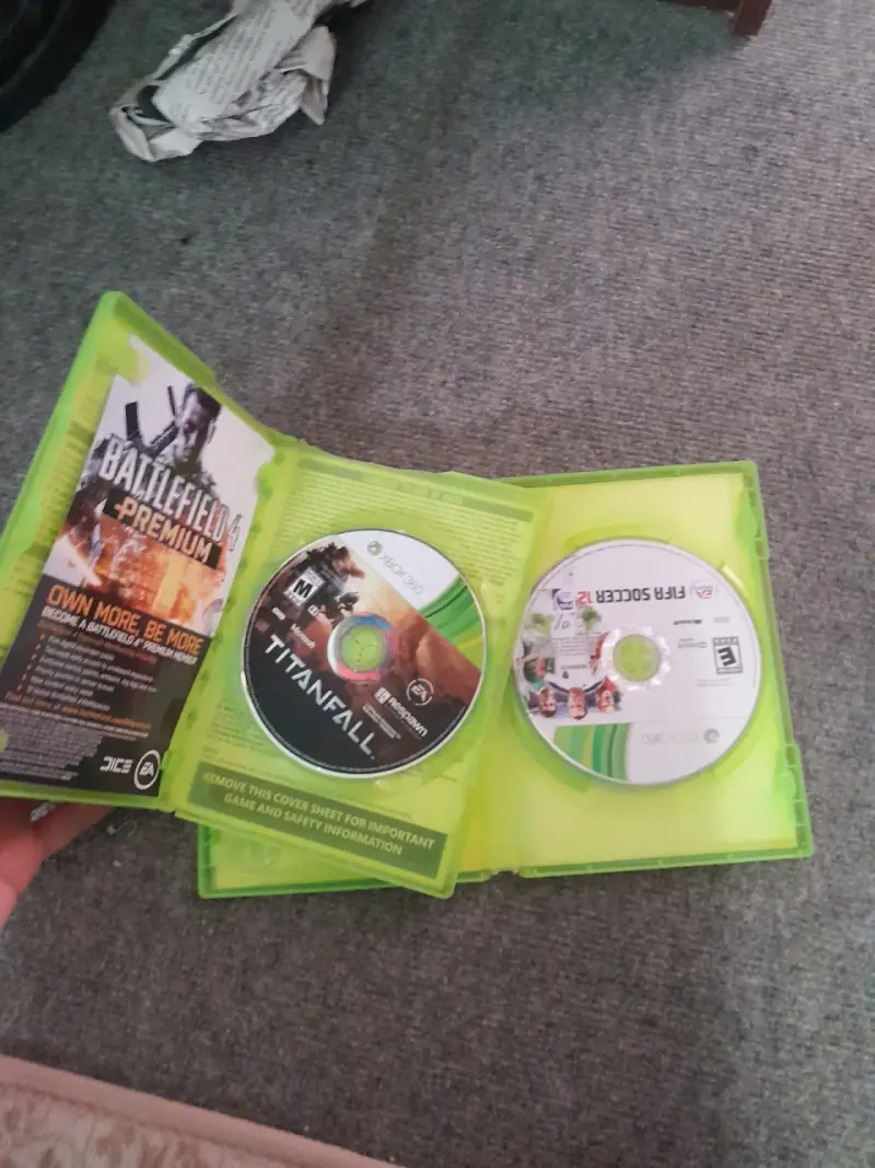 pack de Juegos Xbox 360 Titanfall y FIFA Soccer 12 - 1