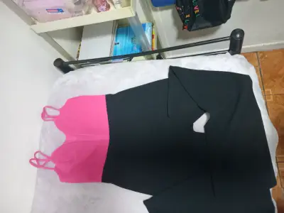 Vestido de fiesta bicolor rosa y negro - miniatura 1