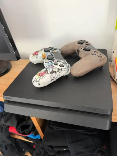 Consola PS4 con dos controles personalizados y juegos - miniatura 1