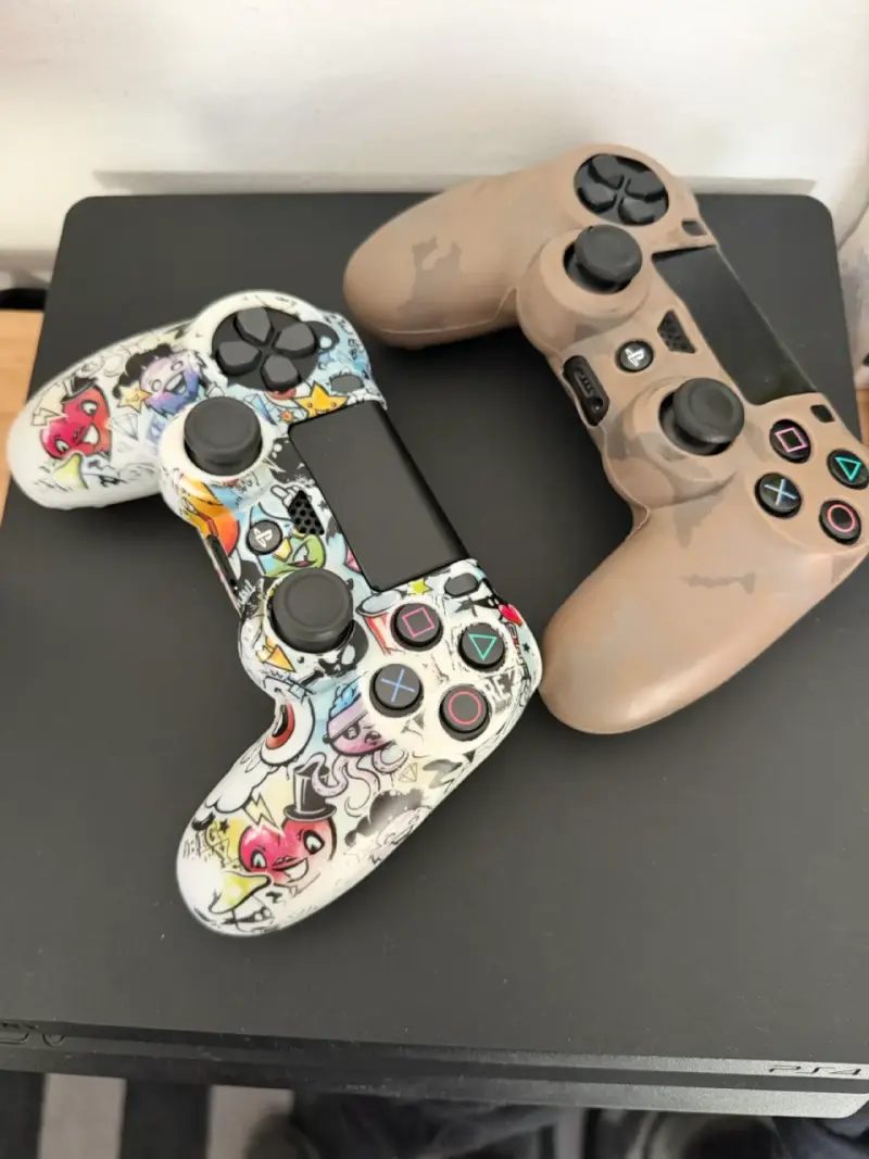 Consola PS4 con dos controles personalizados y juegos - 2