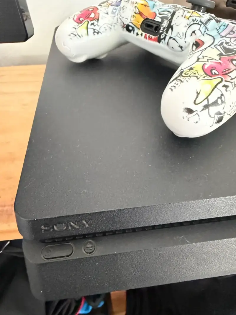 Consola PS4 con dos controles personalizados y juegos - 3