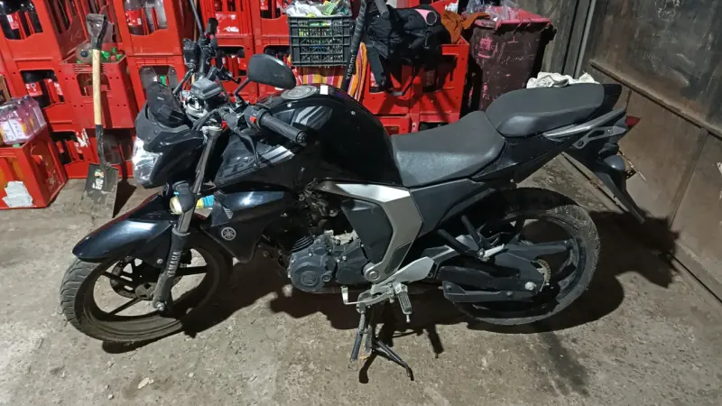 Moto Yamaha FZ 150cc negra en buen estado