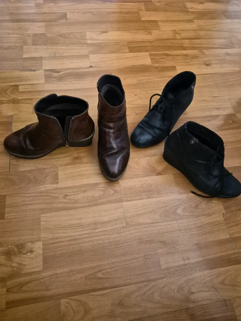 Botas y botines en buen estado de cuero y gamuza - 2