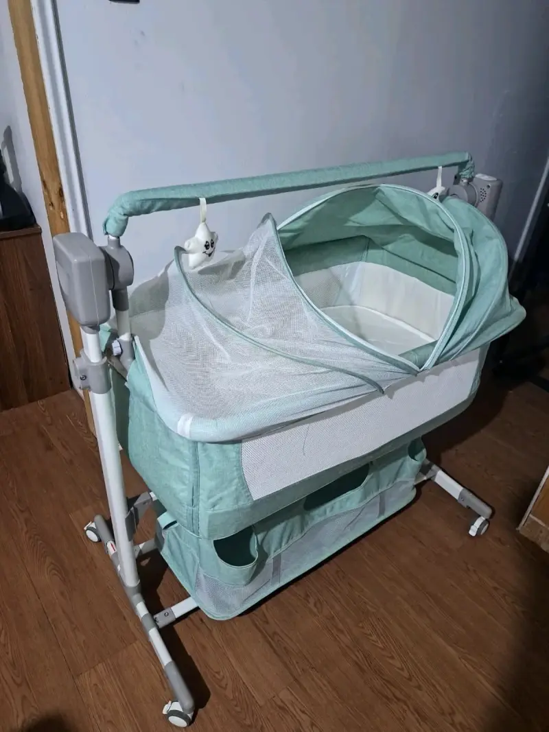 Cuna colecho para bebé con ruedas y mosquitero