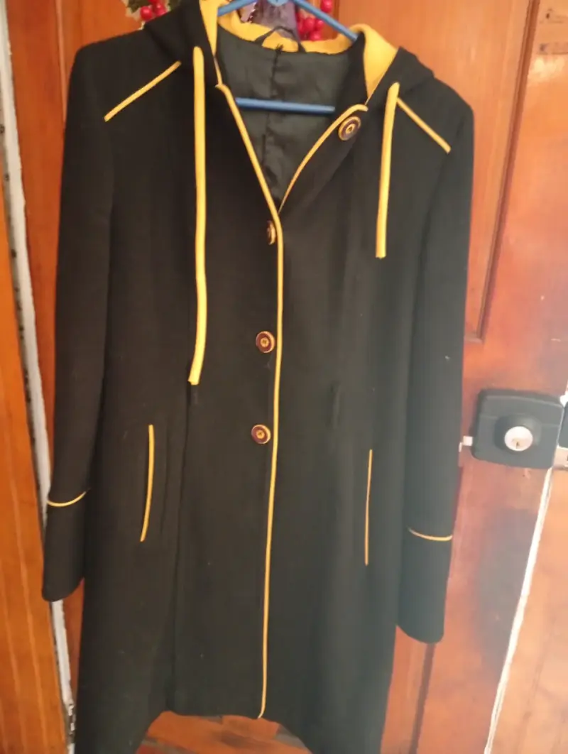 Abrigo negro con capucha y detalles amarillos - 1