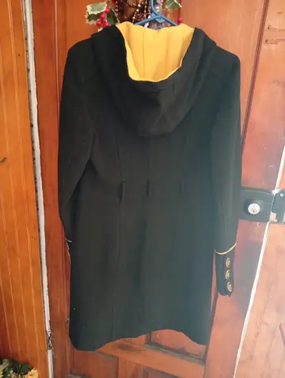 Abrigo negro con capucha y detalles amarillos - miniatura 2