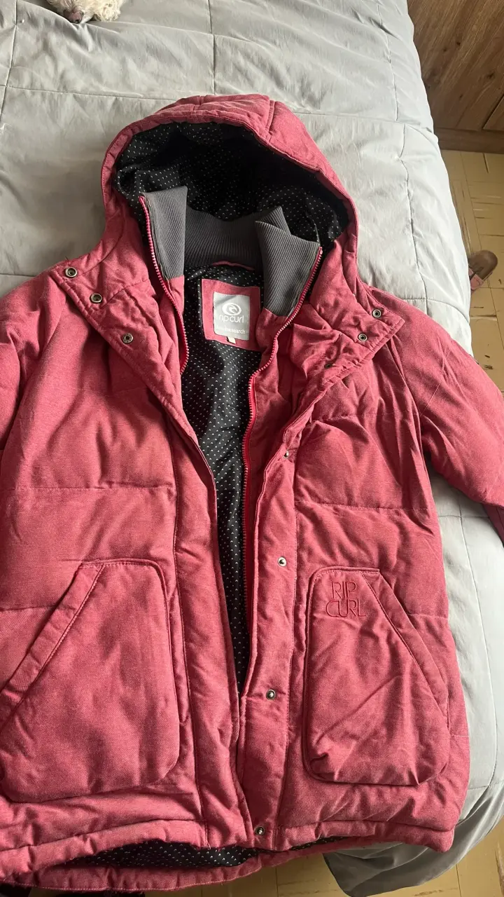 Chaqueta Rip Curl roja con capucha