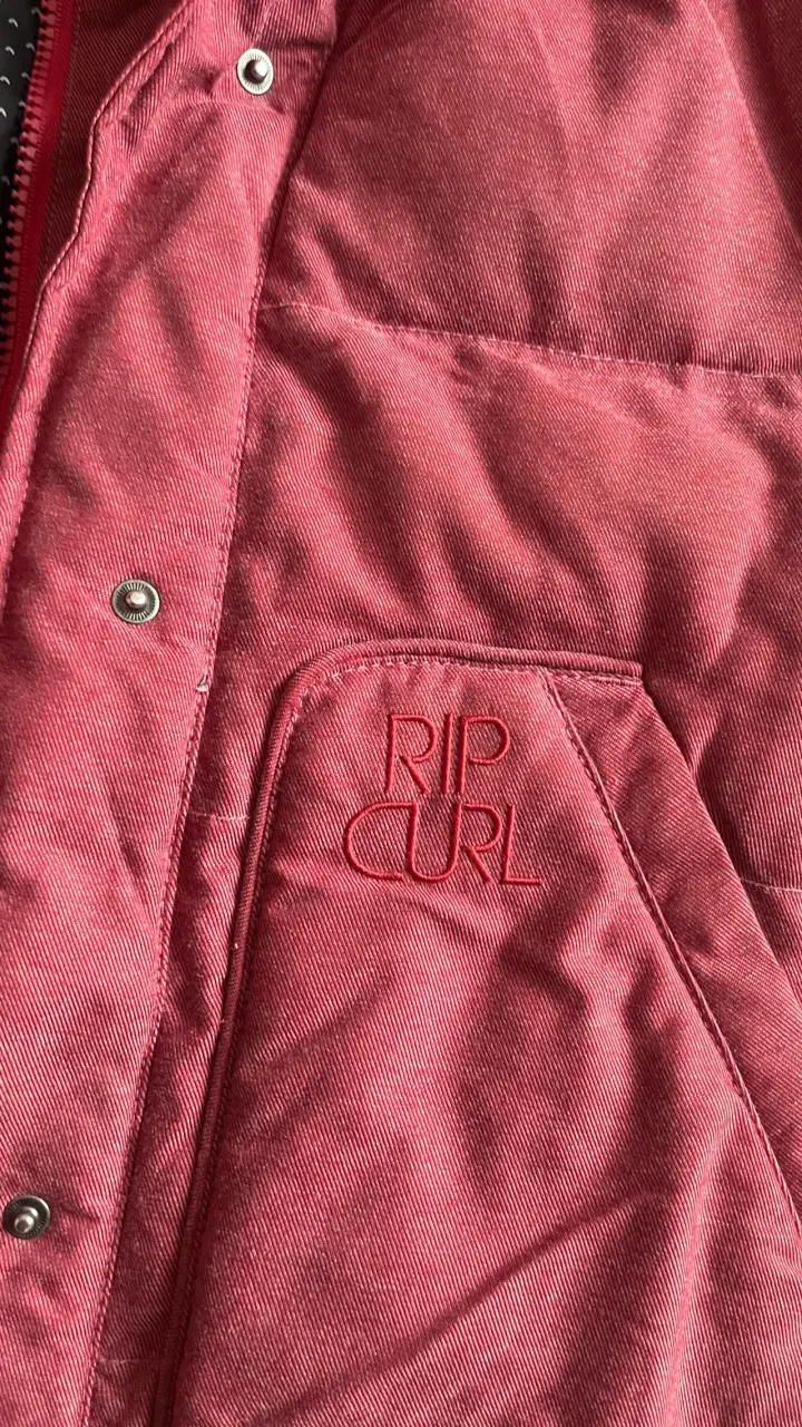 Chaqueta Rip Curl roja con capucha - 4
