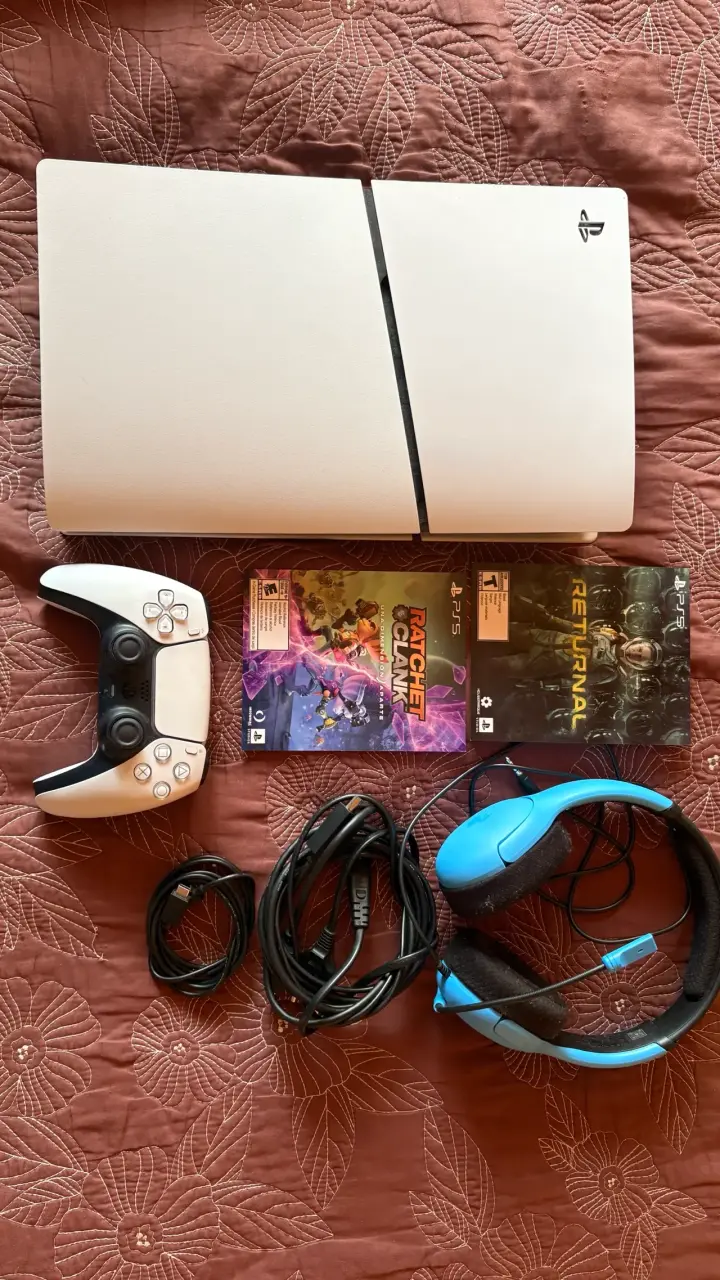 Consola PlayStation 5 con 02 juegos y accesorio 1T - 3