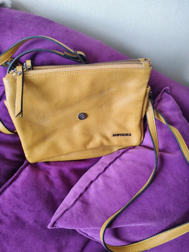 Cartera de cuero amarillo Amphora con correa ajustable