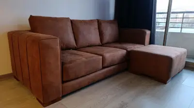 Sofá seccional con tapiz cuero tabaco. - miniatura 1