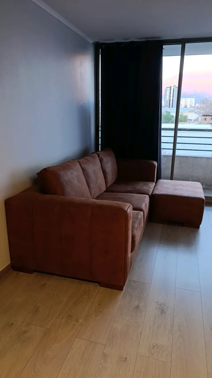 Sofá seccional con tapiz cuero tabaco. - 2