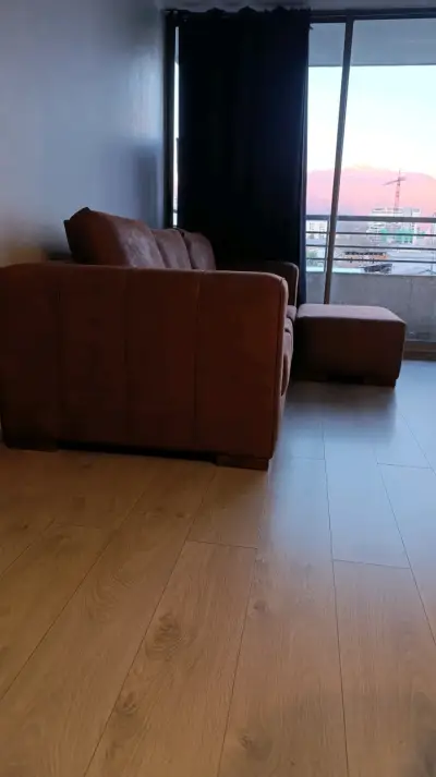 Sofá seccional con tapiz cuero tabaco. - miniatura 3