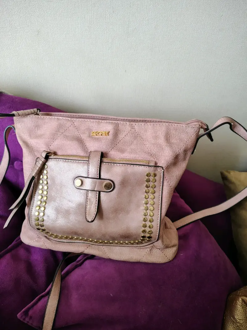 Cartera cruzada rosada con tachas