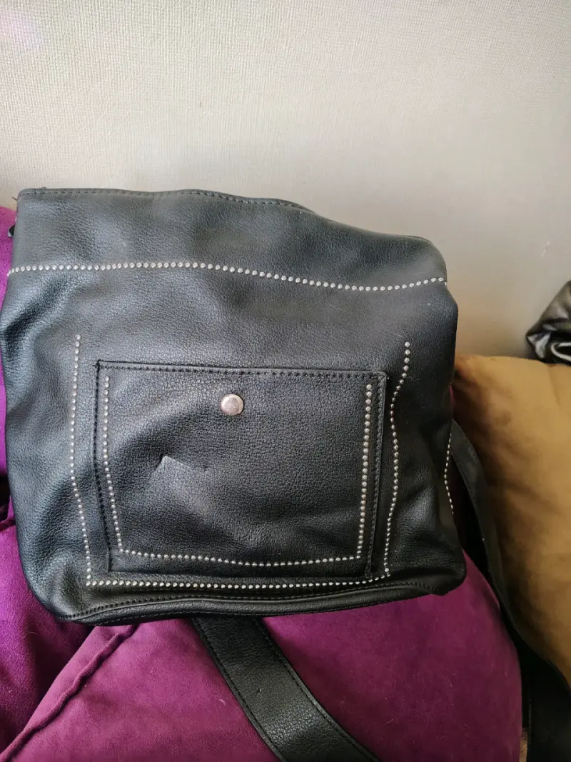 Bolso negro de cuero con tachas