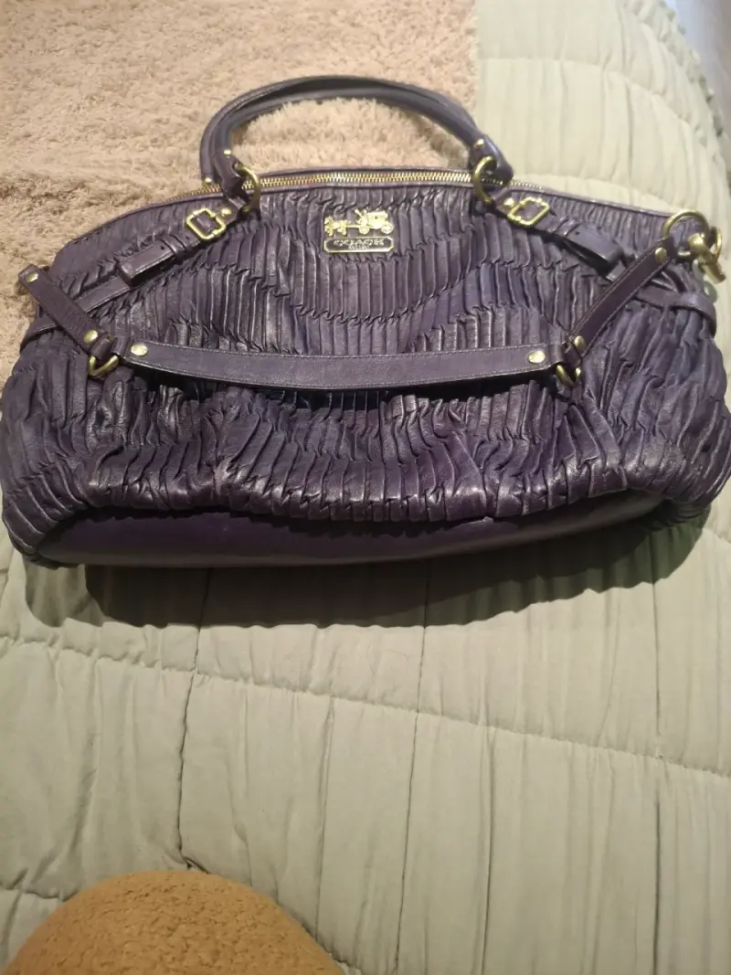 Bolso de cuero morado Coach con diseño plisado - 1