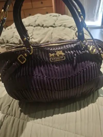 Bolso de cuero morado Coach con diseño plisado - miniatura 2