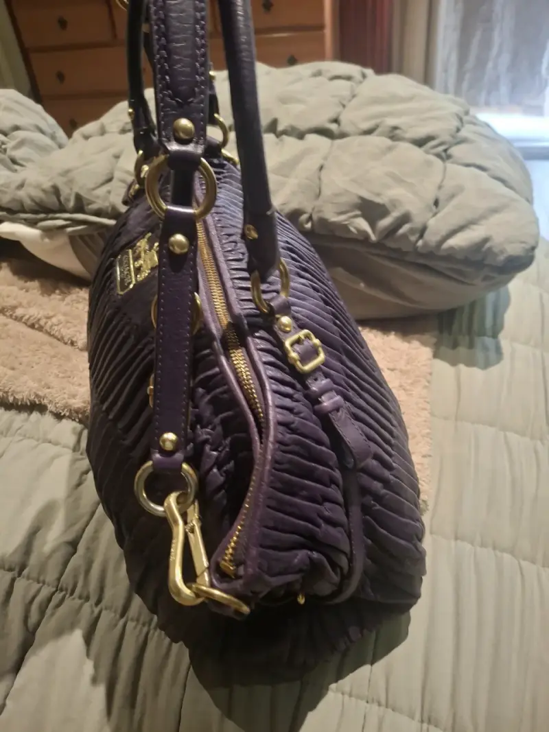 Bolso de cuero morado Coach con diseño plisado - 3