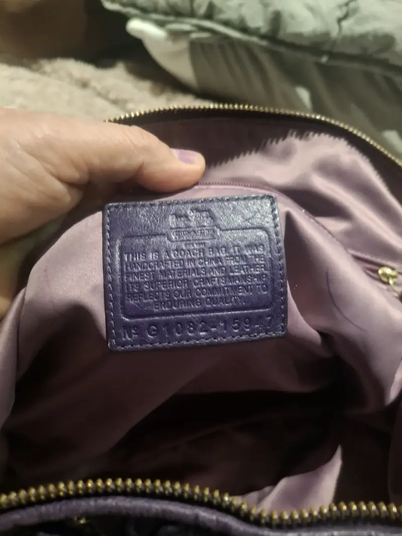 Bolso de cuero morado Coach con diseño plisado - 4