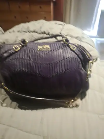 Bolso de cuero morado Coach con diseño plisado - miniatura 5