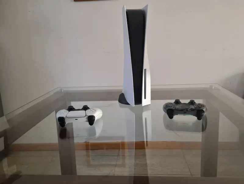 Consola PlayStation 5 con dos controles - 1