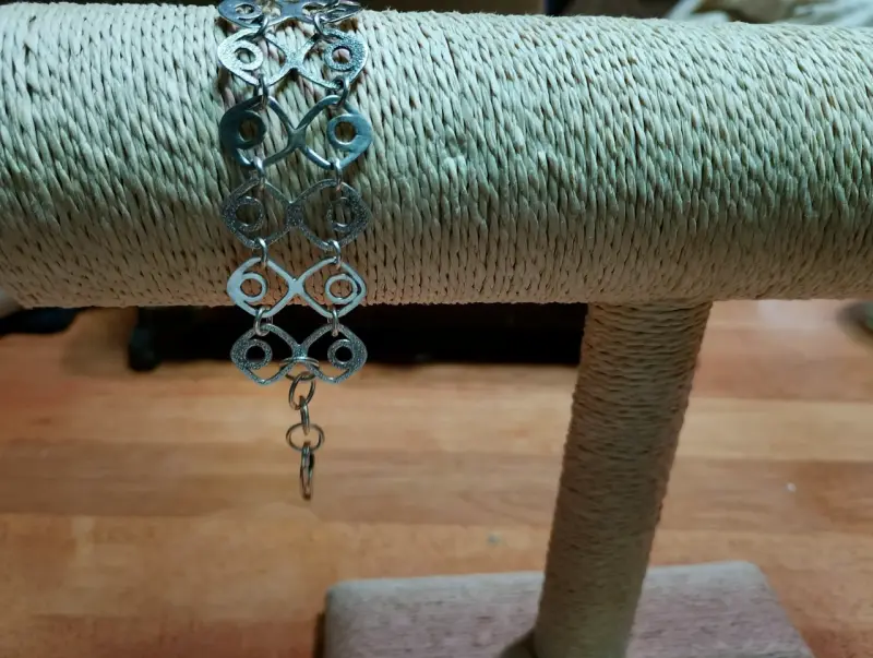 Pulsera de metal con diseño geométrico