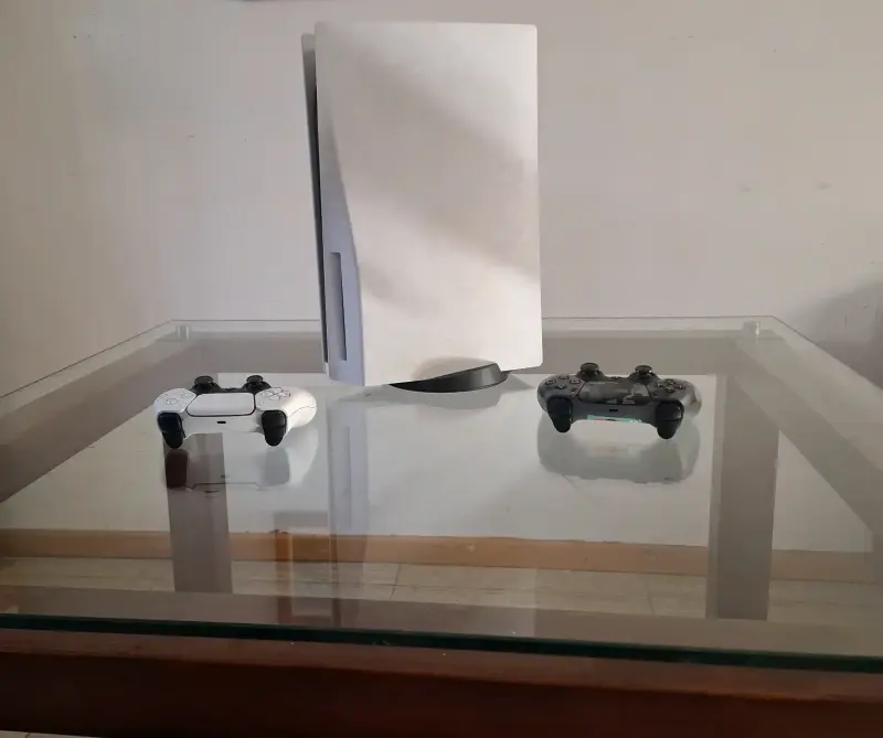 Consola PlayStation 5 con dos controles - 2