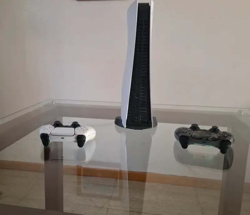 Consola PlayStation 5 con dos controles - 3