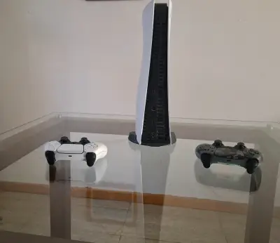 Consola PlayStation 5 con dos controles - miniatura 3