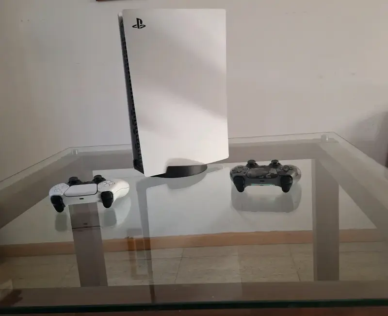 Consola PlayStation 5 con dos controles - 4
