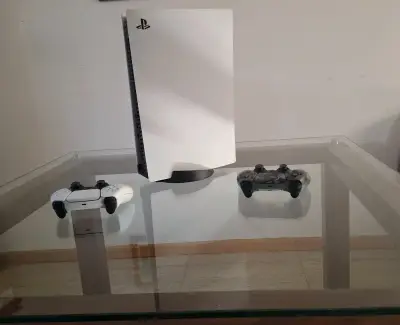 Consola PlayStation 5 con dos controles - miniatura 4