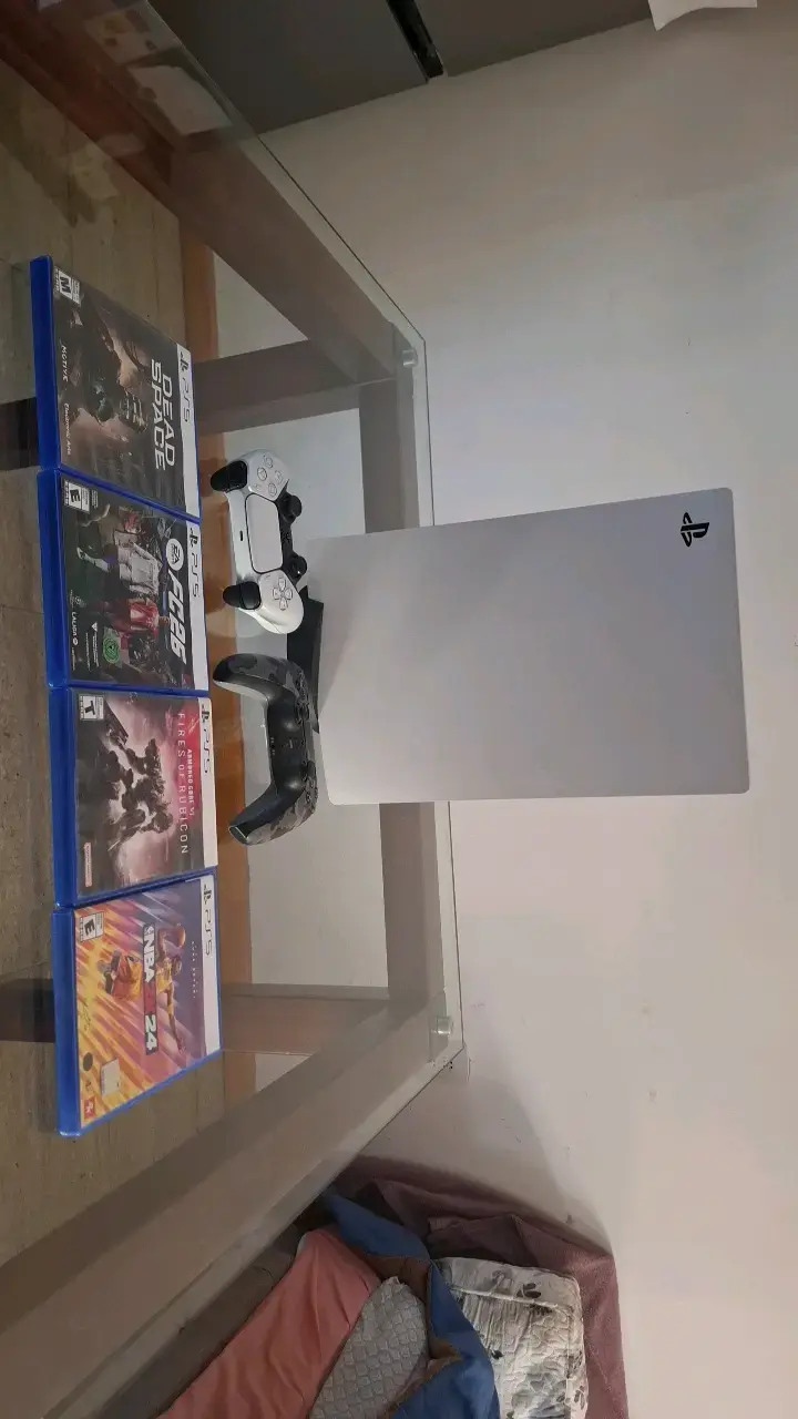 Consola PlayStation 5 con dos controles - 5