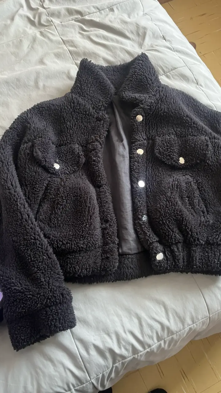 Chaqueta de lana negra con botones metálicos