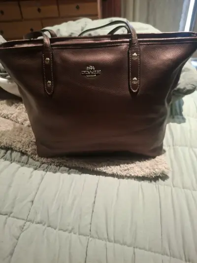 Bolso de cuero marrón Coach elegante - miniatura 1