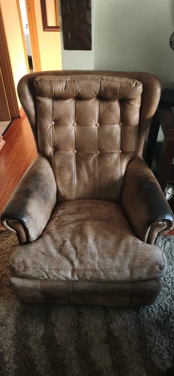 Sillón de cuero marrón con diseño clásico - 1