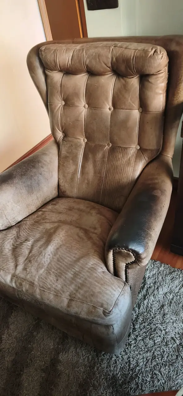 Sillón de cuero marrón con diseño clásico - 3