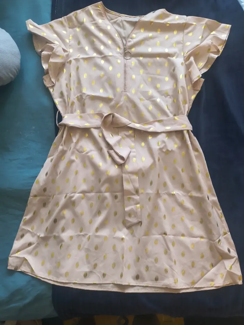 Vestido rosa con lunares dorados y cinturón - 3