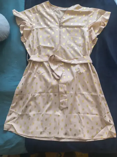 Vestido rosa con lunares dorados y cinturón - miniatura 3